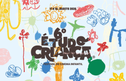 Cartaz de divulgação do "6º É Tudo Criança - Festival de Cinema Infantil". A imagem possui um fundo claro preenchido por diversos desenhos coloridos de estilo infantil. No centro, destaca-se o logotipo do evento em letras marrons e arredondadas.