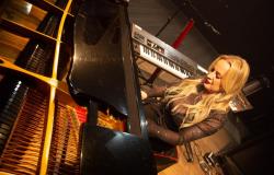 Foto da pianista e cantora Denise Schneider