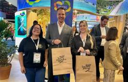 Da esquerda para a direita, a assessora da Gerência de Promoção Turística da Belotur, Márcia de Carvalho; o presidente da Embratur, Bruno Reis; e a assessora de Planejamento do Gabinete da Belotur, Tamara Peixoto, posam para foto durante a ABAV Expo 2026. Bruno Reis segura um kit promocional de Belo Horizonte, com destaque para a marca “Te Encontro em BH”.