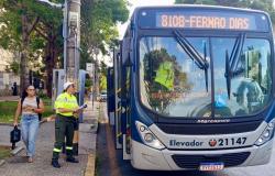 Agente da BH, usando uniforme, aborda coletivo da linha 8108 - Dernão Dias, em via pública, posicionada de frente para a porta do coletivo