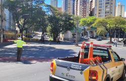 Em primeiro plano, veículo usado pela BHTrans em operações de trânsito, com agente no fundo