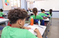 Alunos uniformizados assistem aula em escola da rede municipal de ensino de BH.