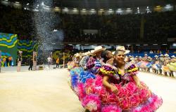 Integrantes da quadrilha Arriba Saia se apresentam na arena interna do Ginásio Mineirinho durante Concurso Municipal de Quadrilhas no Arraial de Belô 2025