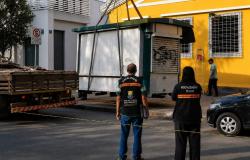  Fiscalização da PBH realiza ações para apreender bancas de jornal abandonadas