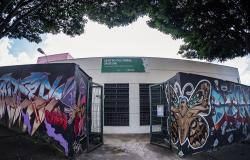 Imagem mostra a entrada do Centro Cultural Urucuia com os muros com grafites e grandes.