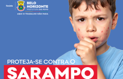 cartaz informativo, reforçando a importância da vacinação contra o Sarampo. A imagem mostra uma criança, com a mão junto à boca em gesto de tosse. Seu rosto, testa e pescoço apresentam várias pintas e manchas vermelhas espalhadas, sintomas do sarampo.
