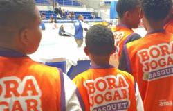 Alunos do Bora Jogar + Basquete acompanham jogo oficial do NBB