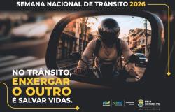 Arte mostra um motoqueiro visto em um retrovisor. Nela há duas frases: Semana Nacional do Trãnsito 2026 e No trânsito, enxergar o outro é salvar vidas.