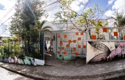 Centro Cultural do Jardim Guanabara. Fotografia em ângulo aberto da fachada de um prédio comunitário ou educacional em uma rua inclinada.