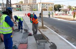 Operários trabalham na sequência das obras do Programa Perto de Casa na Centralidade Comanches, em Venda Nova 