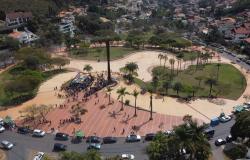 Imagem aérea mostra a Praça durante a inauguração com concentração de pessoas em torno do marco princiál.