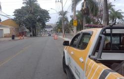 Imagem mostra carro da BHTrans em trecho onde será realizada a a corrida “Boníssima Run”.