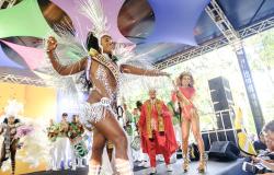 Rainha do Carnaval faz apresentação no palco durante o evento de eleição da Corte Momesca de 2026, sendo aplaudida pelos integrantes da Corte Momesca de 2025.