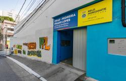 Fachada do novo Cras PPL, com placa de identificação do equipamento público e a marca da PBH.
