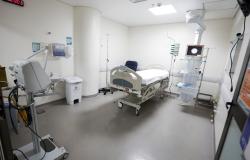 CTI do Hospital Metropolitano Dr Célio de Castro, equipado com cama hospitalar e demais equipamentos de terapia intensiva