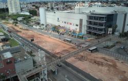 Obra na trincheira da Cristiano Machado, com a estrutura da passarela, e circulação de veículos
