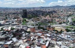 vista aérea panorâmica mostra o contraste urbano na região do bairro Cachoeirinha.
