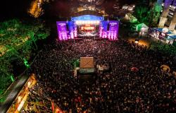 Multidão participa de show de frente ao palco do Arraial de Belô
