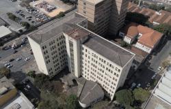 Vista aérea do complexo de prédios que integram a Faculdade de Engenharia da UFMG, na região central de Belo Horizonte, que está sem uso há 17 anos. Edifícios em cor cinza claro, ladeados pela Avenida do Contorno e rua Espírito Santo.
