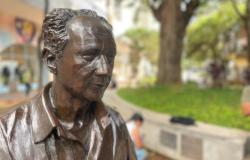 Roberto Drummond volta à Savassi: PBH entrega estátua, restaurada após ato de vandalismo