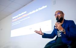 Márcio Ribeiro, gerente de Inovação Turística da Belotur, em apresentação durante o evento "O Turismo no Centro: Transformando Espaços, Conectando Pessoas”, em Vitória-ES.