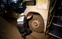 Operação Tolerância Zero fiscaliza ônibus no bairro Dom Cabral