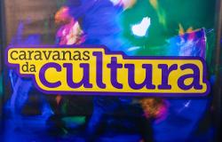 Arte com fundo em policromia em tons de verde, azul e vermelho traz o nome Caravana da Cultura.