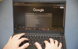 Imagem mostra a tela de um notebook com página de acesso ao Google