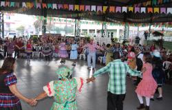 Idosos relembram a infância em festa junina animada no CRPI Caiçaras