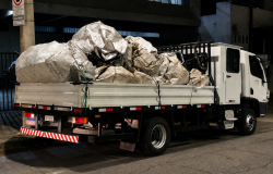 Imagem do caminhão carregado de material irregular recolhido pela Fiscalização e acondicionado em sacos