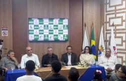 Mesa formada com autoridades presentes à cerimônia