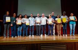 Prefeito Álvaro Damião e presidente da Urbel estão ao lado de oito moradores de vilas e favelas que receberam títulos de regularização fundiária.