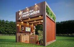 Arte de um quiosque com o nome de BH Cidade dos Mercados, em formato cúbico, de cor marrom e vazado em duas paredes, com uma parede fechada de tijolinhhos e outra com pórtico de madeira. O quiosque está localizado em um gramado, cercado de árvores e com um céu azul na moldura.