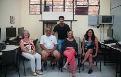 na imagem, professor dos cursos de inclusão digital da prefeitura junto a alunos do telecentro no Centro de Referência da Pessoa Idosa - Caiçara.