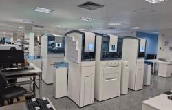 Sala de laboratório com equipamentos tecnológicos nas cores branca e azul