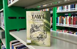 Capa do livro “Tawé – Nação Muduruku”, numa prateleira, tendo como entorno a Ecoteca do Centro de Educação Ambiental da Pampulha.