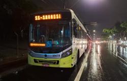 Imagem de ônibus da linha especial 55, com letreiro indicando a Savassi como referência, parado à noite próximo ao Mineirão