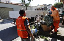  Trabalhadores da SLU recolhem com o caminhão vários materiais descartados que moradores deixaram em suas portas