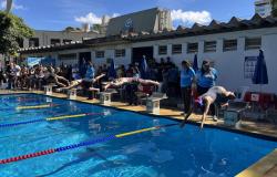 Alunos que participam dos Jogos Escolares de Belo Horizonte pulam na piscina em competição de natação