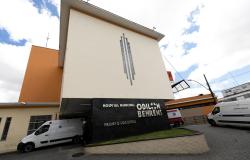 Fachada do Hospital Odilon Behrens com ambulâncias ao lado. 