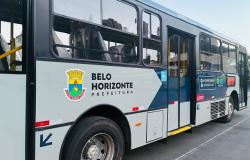Imagem mostra a lateral de um ônibus urbano identificado com o brazão da Prefeitura de Belo Horizonte.