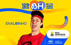 Arte com fundo amarelo traz a foto de Enaldinho, com texto em azul que cita: 129 anos BH eu te amo. Traz também a assinatura com a logo da PBH e dos parceiros Fecomércio e Sesc.