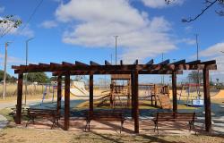 Imagem mostra área 2 do Parque Maria do Socorro onde há um pergolado e ao fundo há brinquedos.