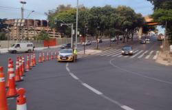 Via próximo ao Mineirão e Mineirinho sinalizada com cones e um agente da BHTrans fora da viatura monitorando o trânsito