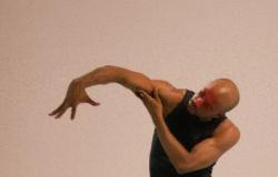 O Projeto Terça da Dança, realizado pelo Centro de Referência da Dança de Belo Horizonte (CRDançaBH), recebe na próxima terça-feira (17), às 19h, no Teatro Marília, o espetáculo “Partituras Corporalizadas”, de Maxmiler Junio. 