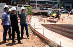 Foto do prefeito Álvaro Damião e outros servidores municipais usando capacete de proteção, em visita ao canteiro de obras da Praça das Águas