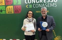 O secretário Miguel Duarte e a gerente do CMO, Romilda Euzébio Araújo, seguram um certificado e uma placa com a premiação para Belo Horizonte 