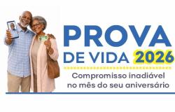 Na imagem um casal de pessoas com mais de 60 anos mostra os documentos de identidade. A mulher está com uma bolsa marrom e o homem está vestido com uma camisa azul. Ao lado da imagem tem o título Prova de Vida 2026 e uma frase dizendo que esse é um compromisso inadiável no mês do aniversário.