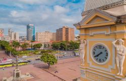 Vista aérea da Praça da Estação, em Belo Horizonte, com o relógio do Museu de Artes e Ofícios em primeiro plano. Ao centro, aparece o pátio da praça e, ao fundo, a Avenida dos Andradas.