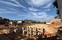 Foto da estrutura de concreto do Reservatório Profundo Vilarinho II, em formato de círculo, com o céu azul